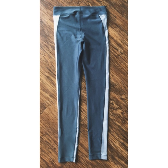 Under Armour heatgear reflective leggings— SALE!!! - Picture 2 of 7